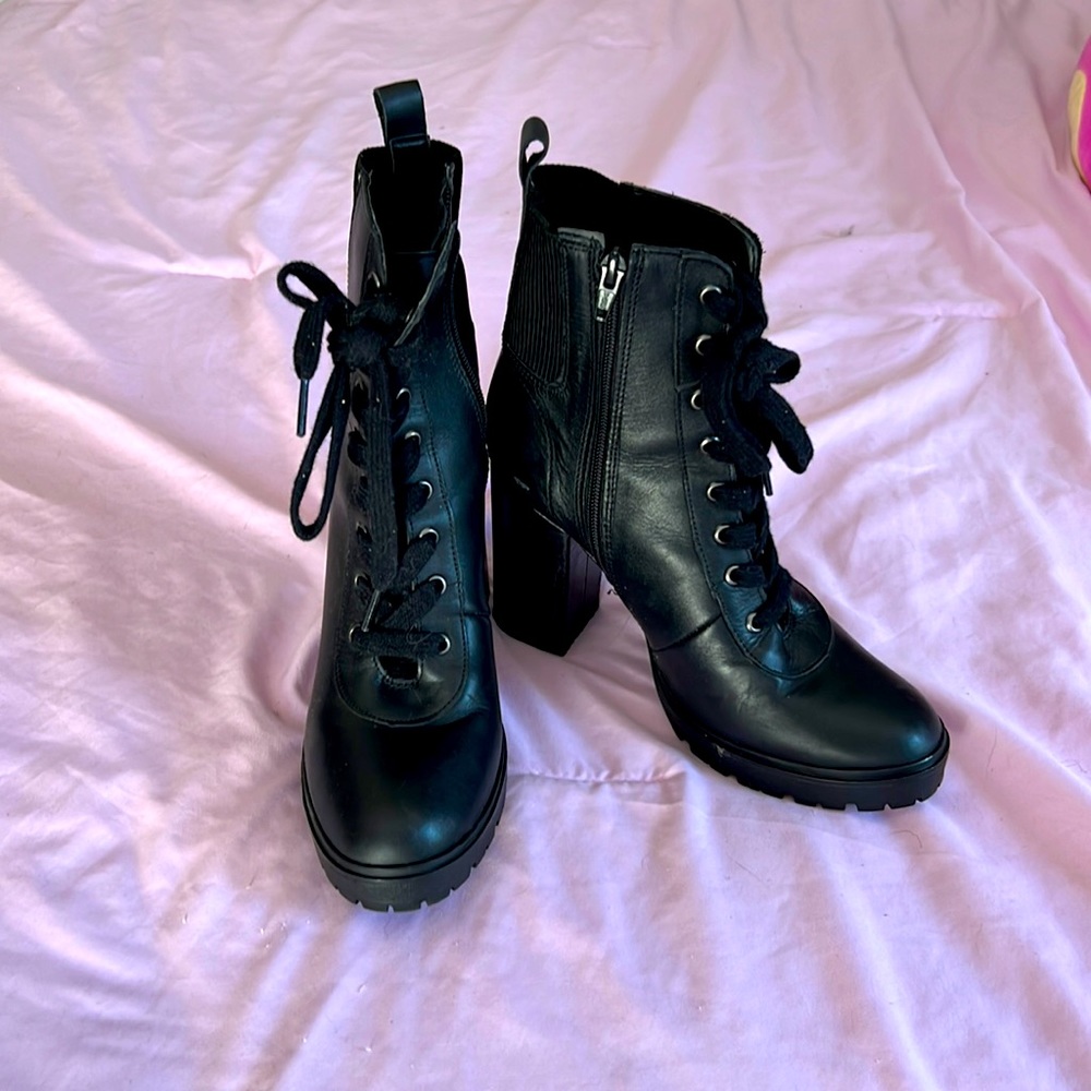 EUC Steve Madden “Latch” platform booties size 9.5.